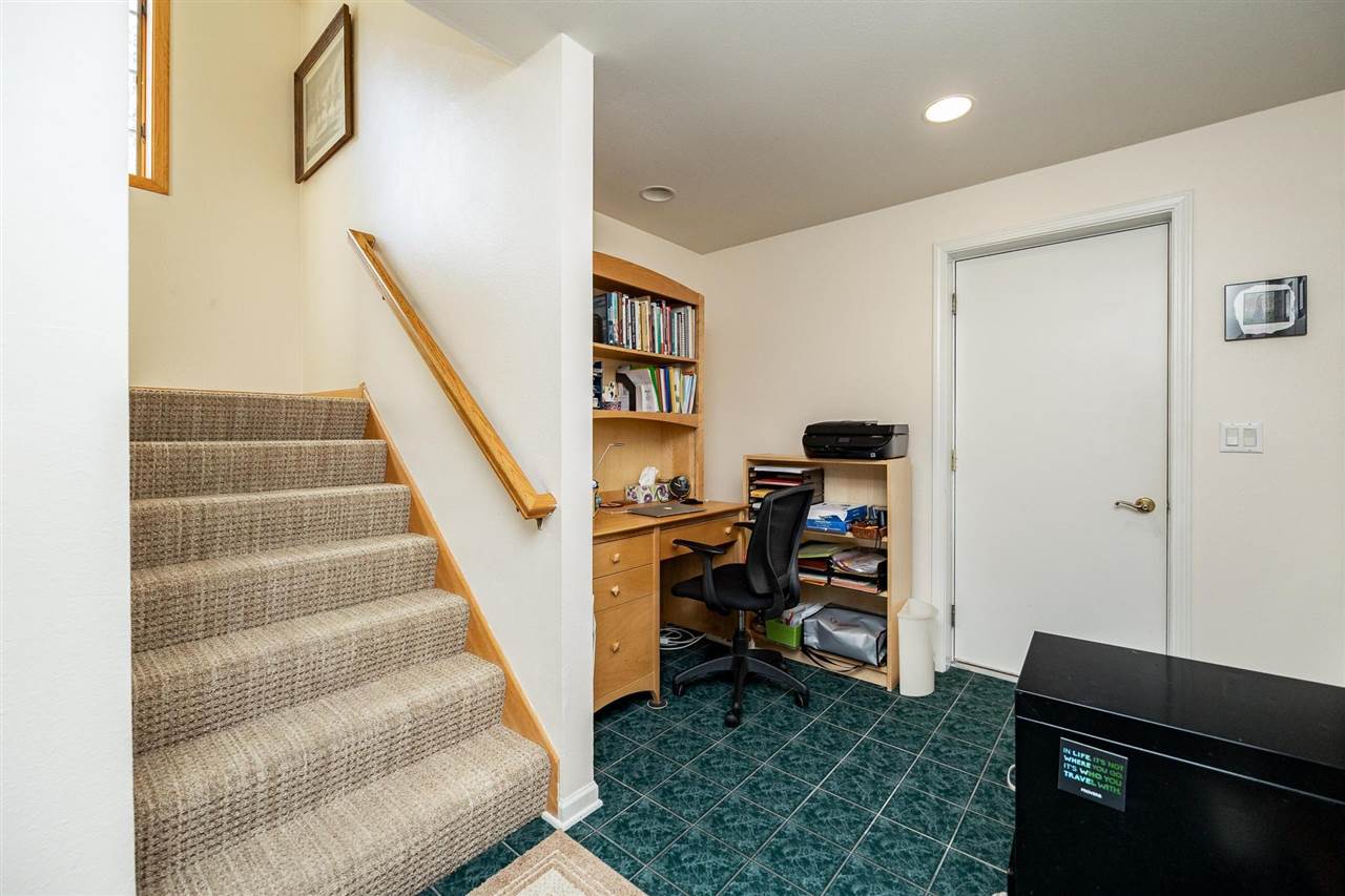 32 N High Circle Dr NE