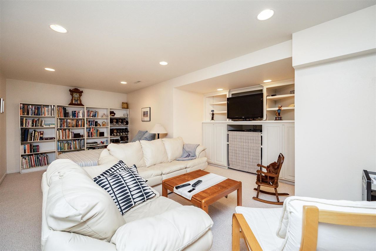 32 N High Circle Dr NE