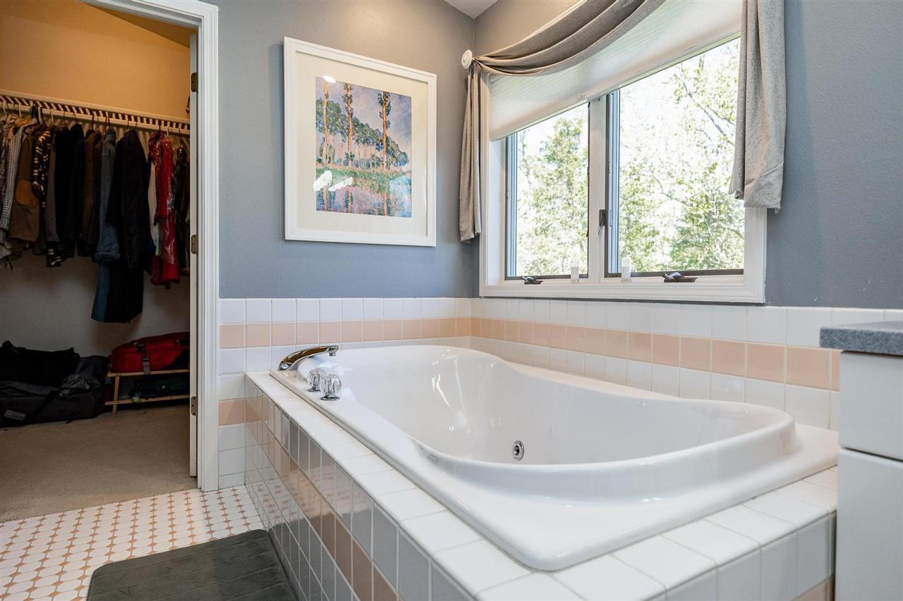 32 N High Circle Dr NE