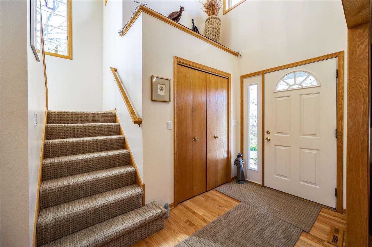 32 N High Circle Dr NE