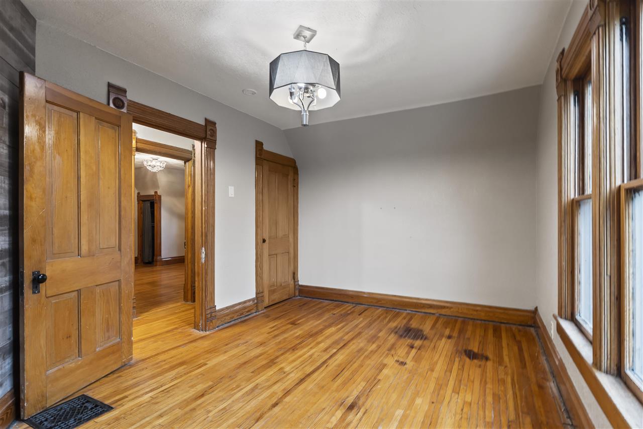 1107 E Burlington St