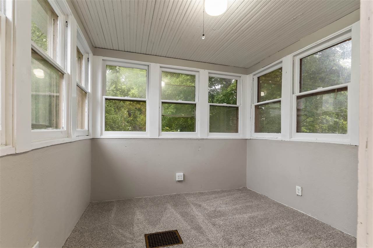 1107 E Burlington St