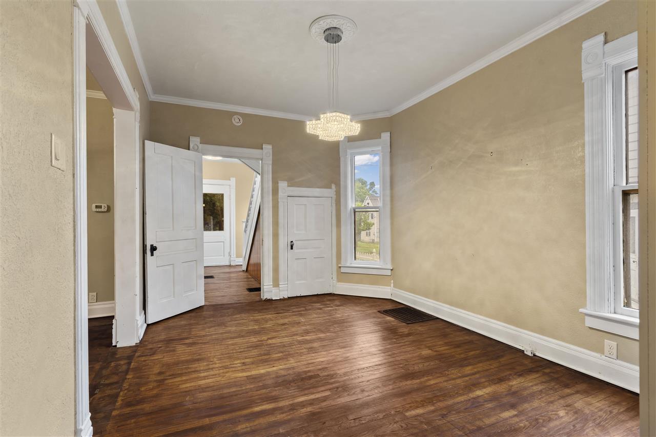 1107 E Burlington St