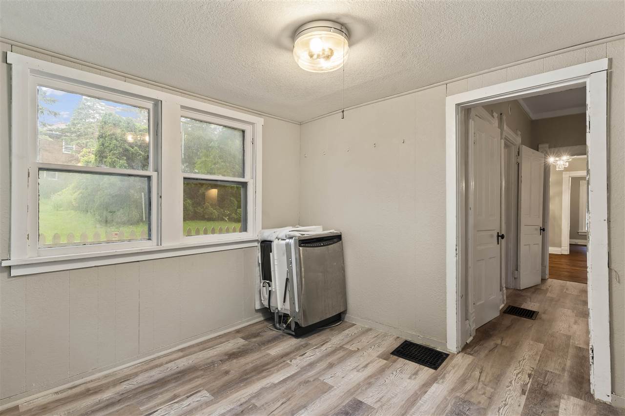 1107 E Burlington St