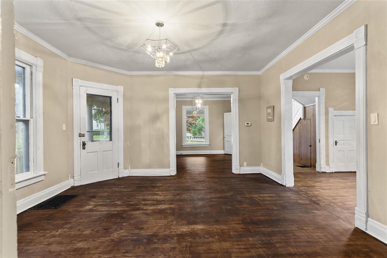 1107 E Burlington St