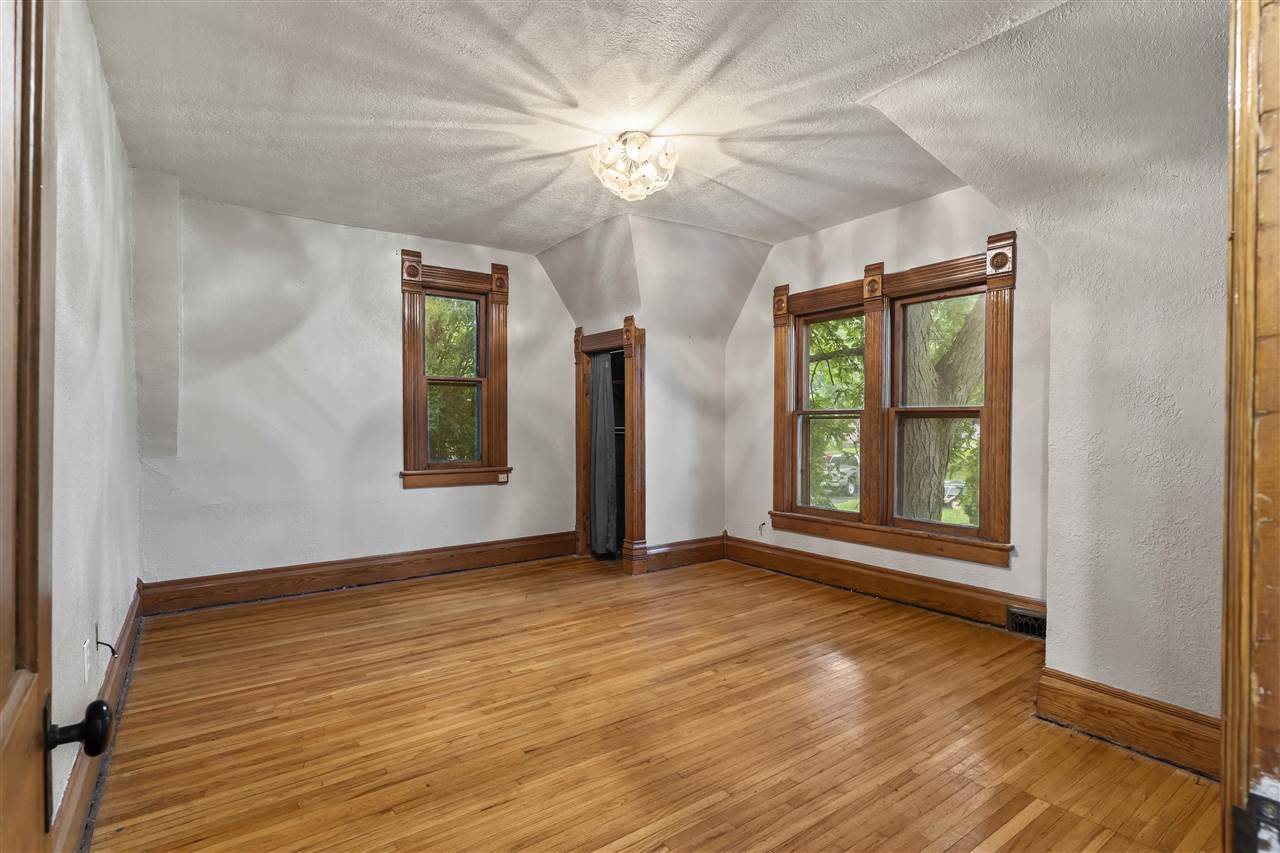 1107 E Burlington St