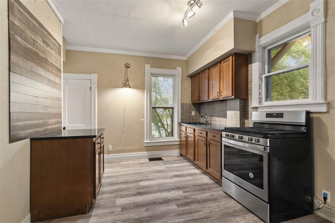 1107 E Burlington St