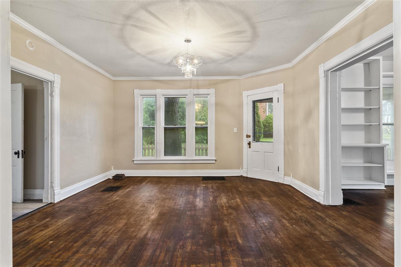 1107 E Burlington St