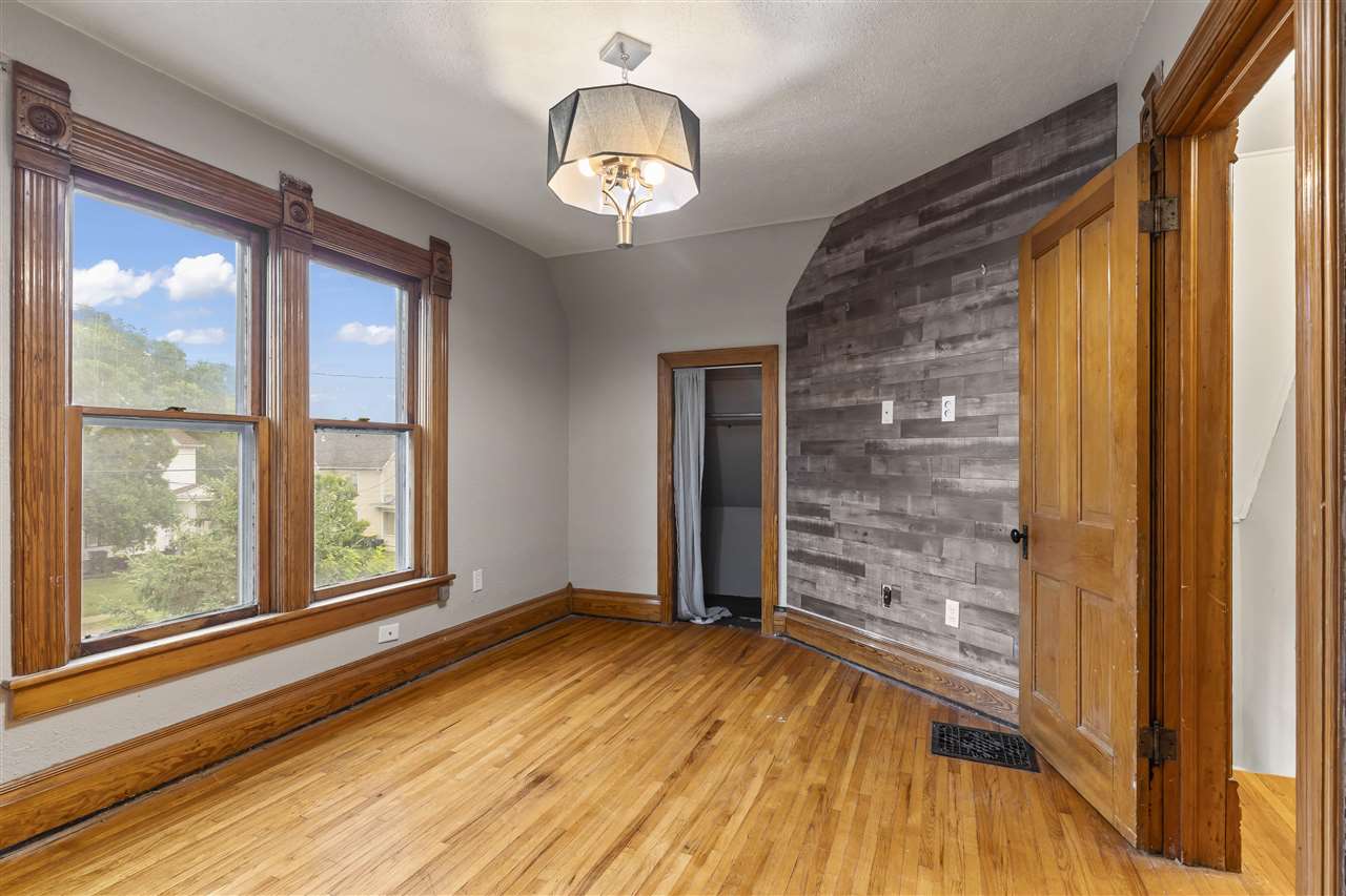 1107 E Burlington St