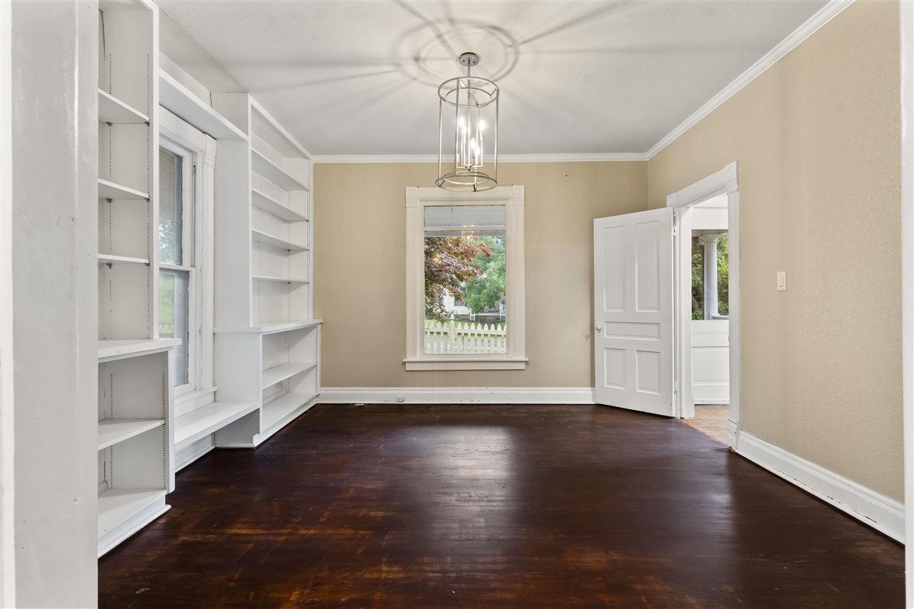 1107 E Burlington St