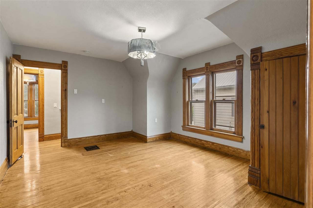 1107 E Burlington St