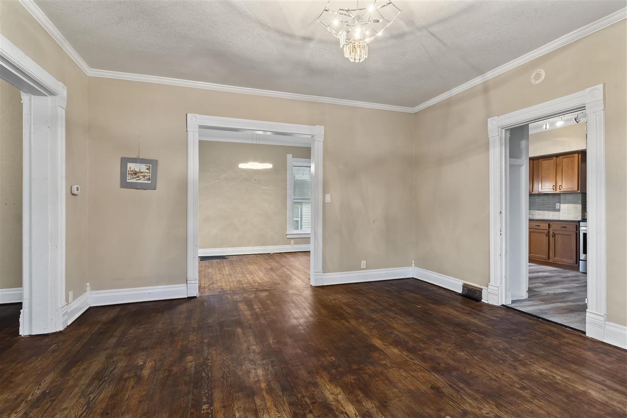 1107 E Burlington St