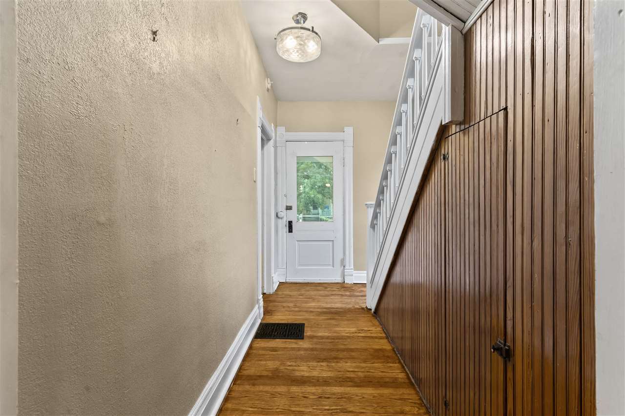 1107 E Burlington St