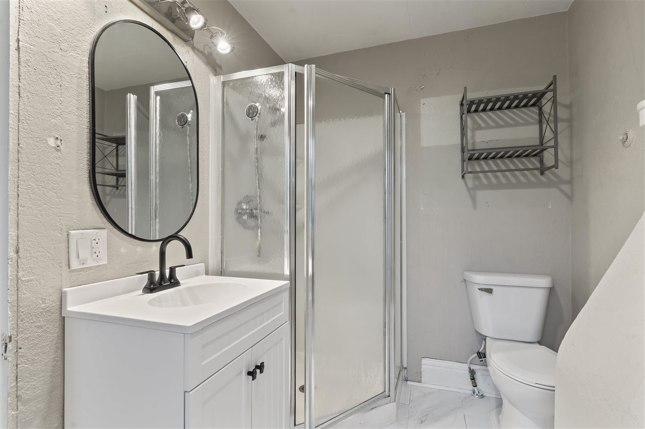 1107 E Burlington St