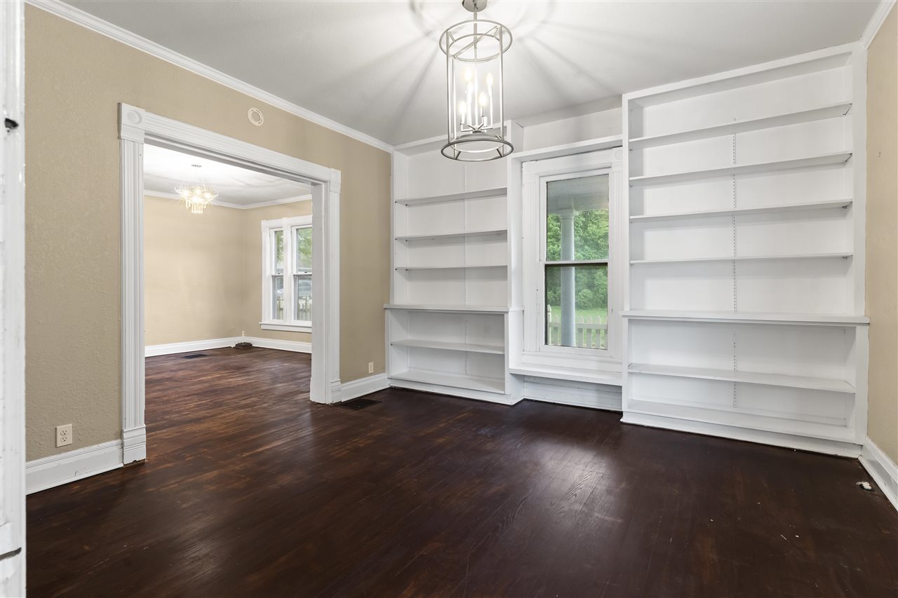 1107 E Burlington St