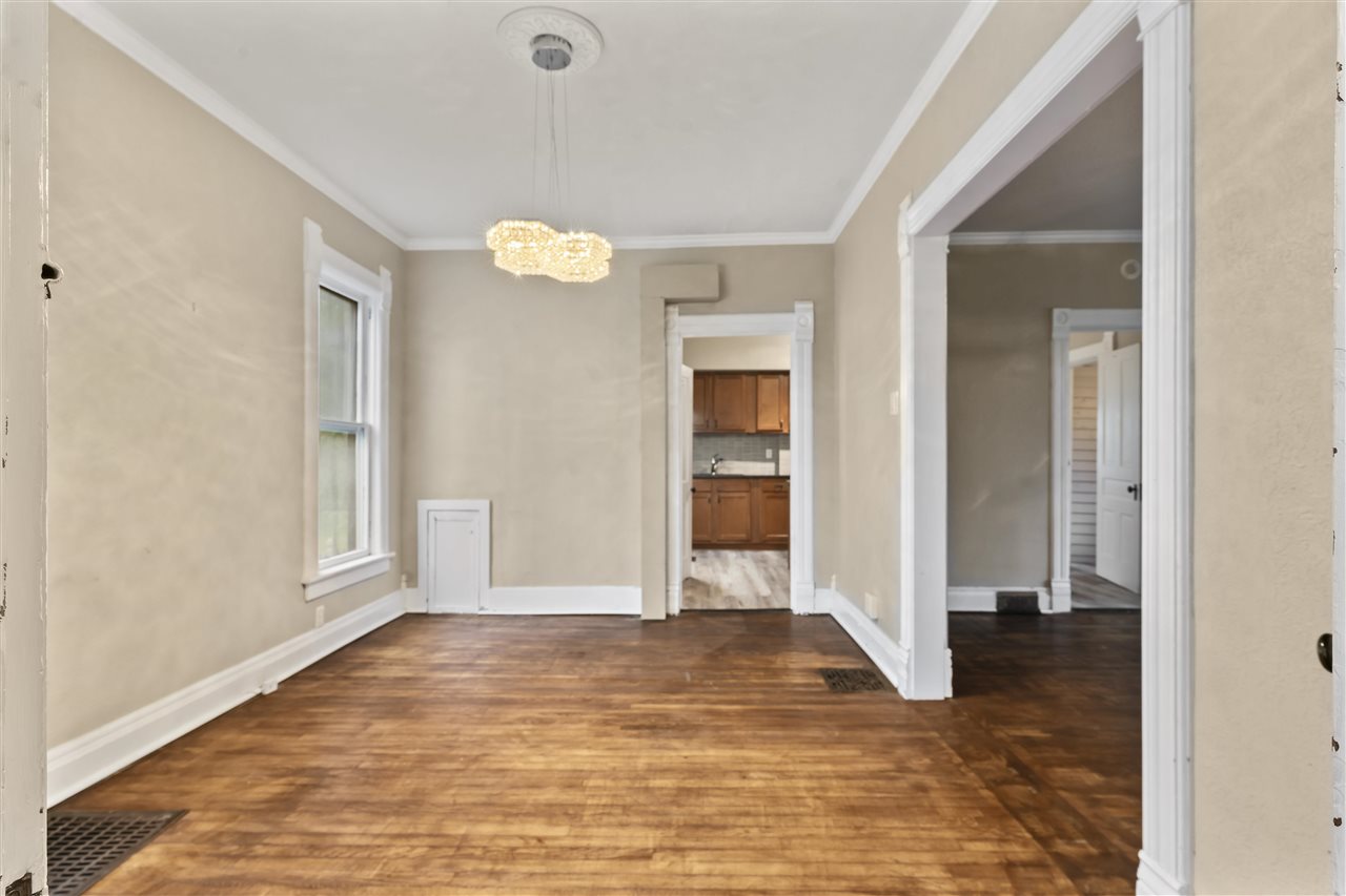 1107 E Burlington St