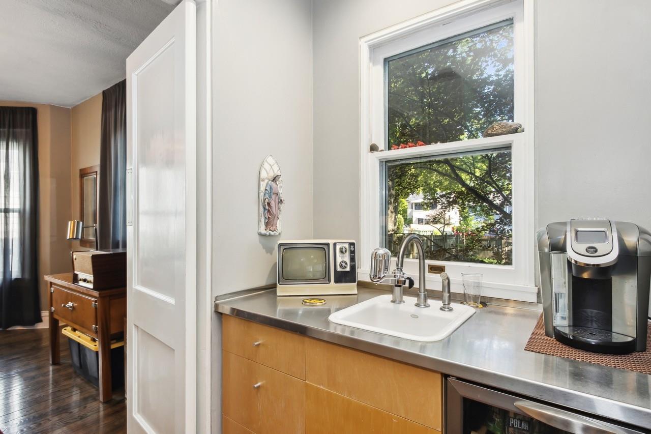 1030 E Burlington St