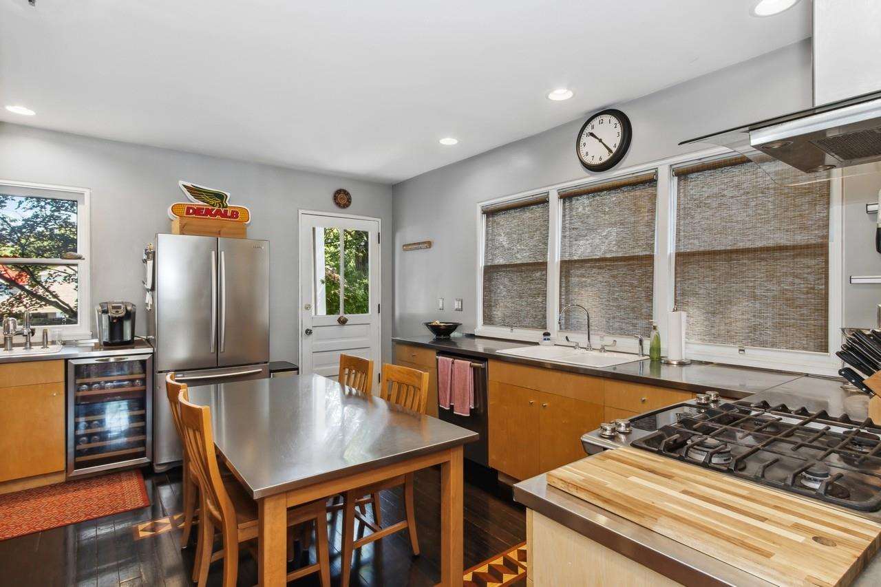 1030 E Burlington St