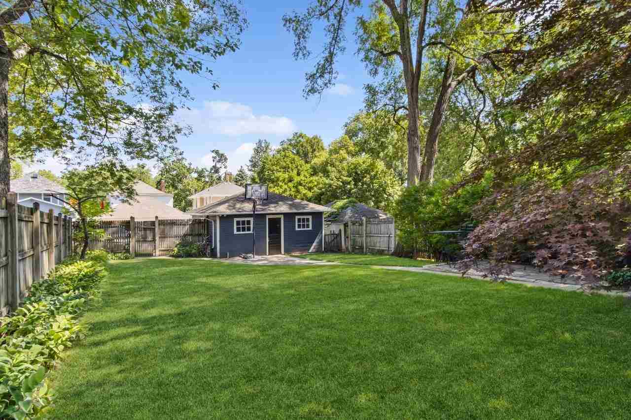 1030 E Burlington St