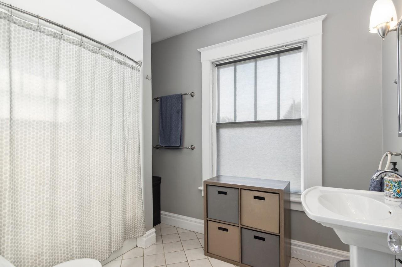 1030 E Burlington St