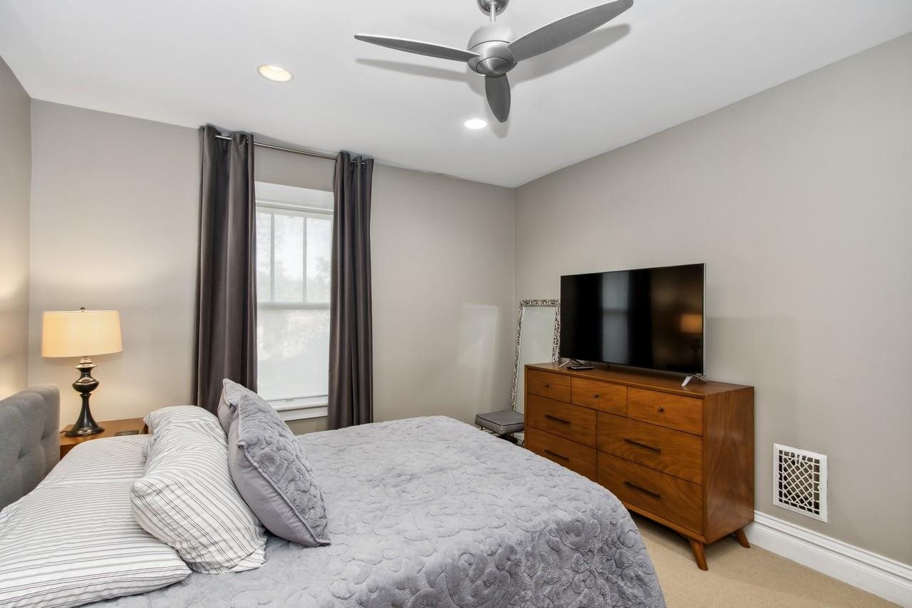 1030 E Burlington St