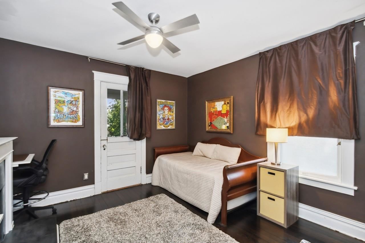 1030 E Burlington St