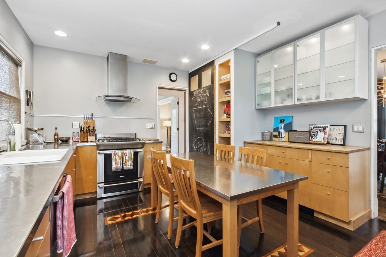 1030 E Burlington St