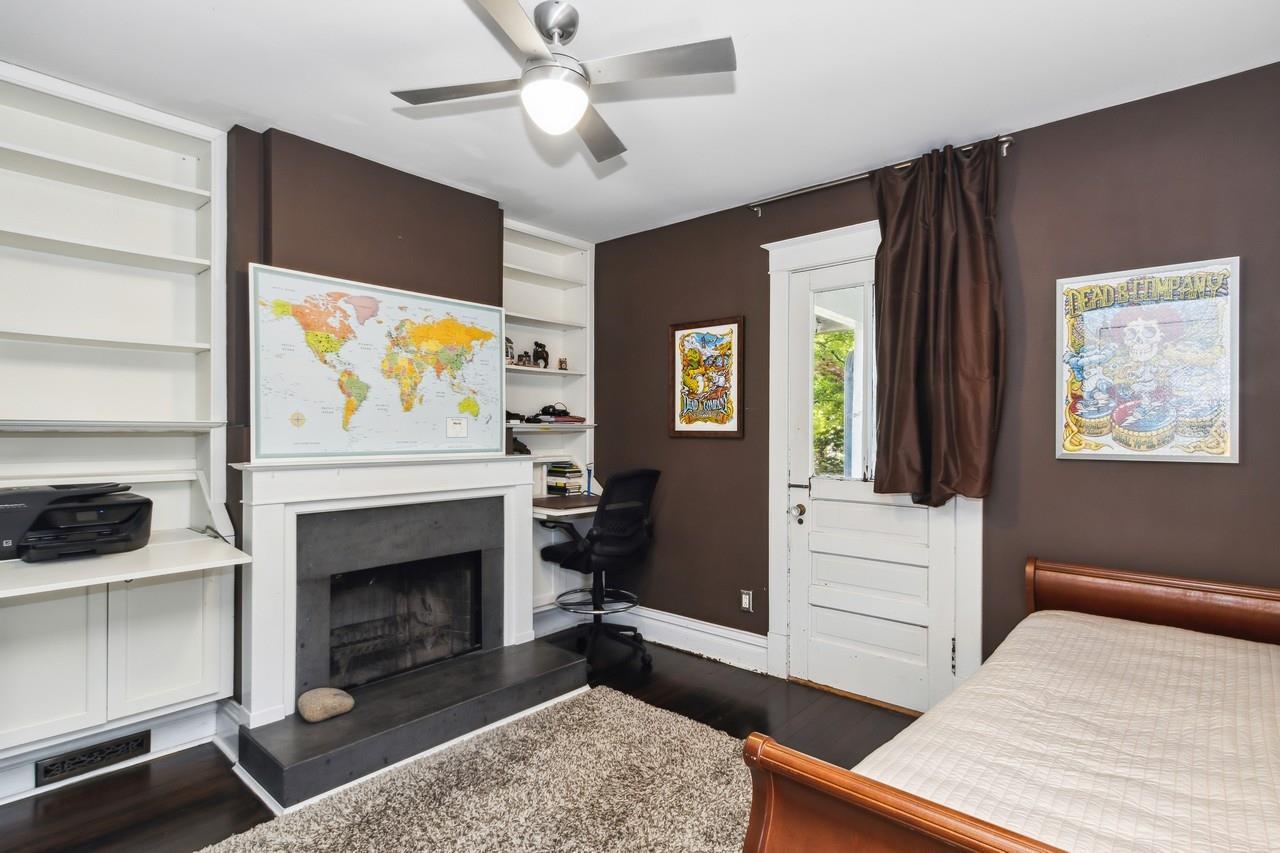 1030 E Burlington St