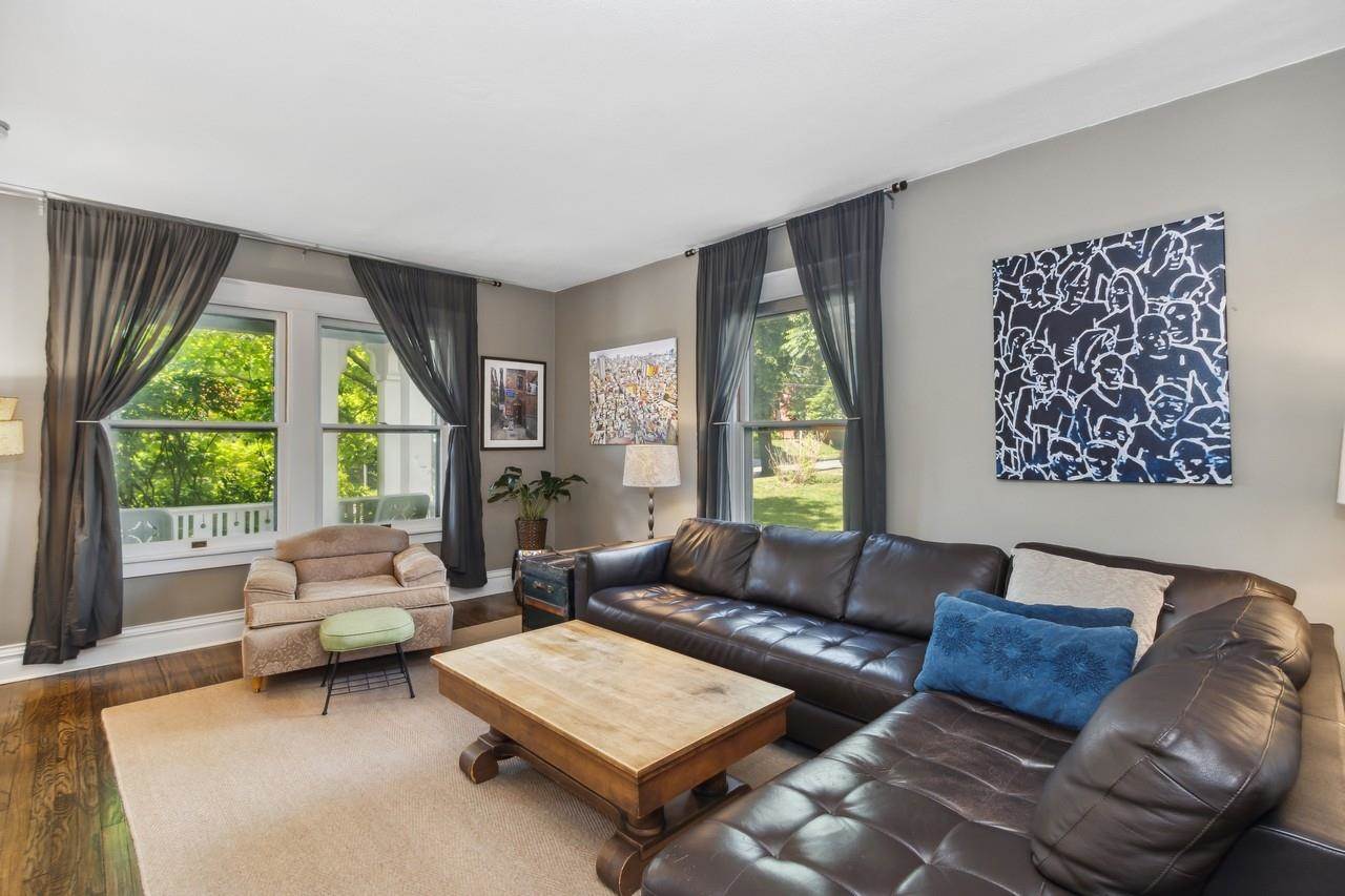 1030 E Burlington St