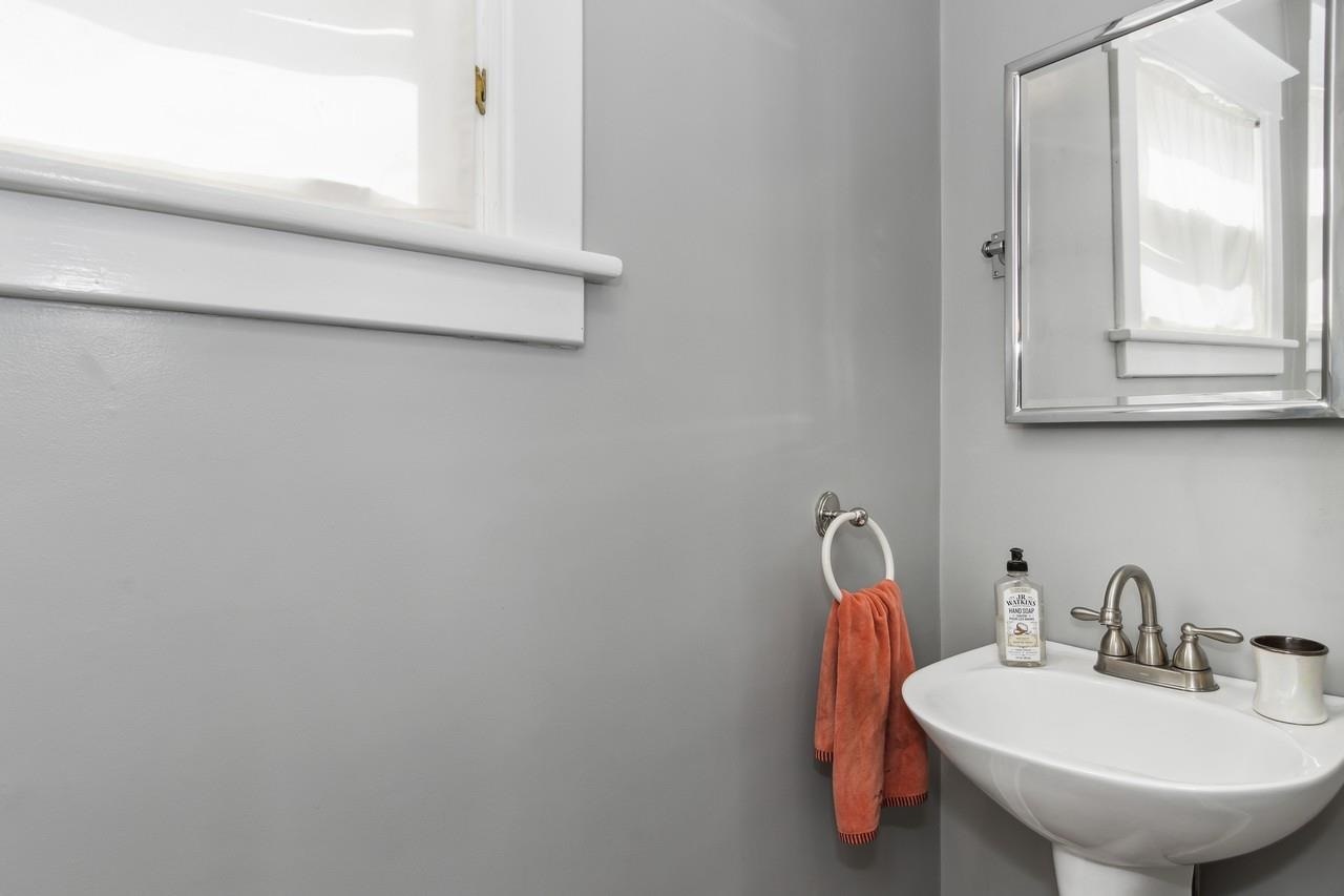 1030 E Burlington St