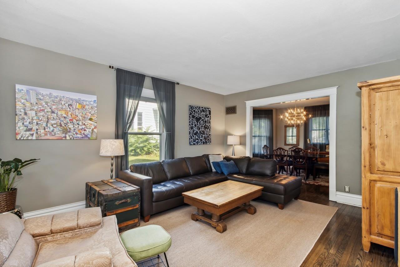 1030 E Burlington St