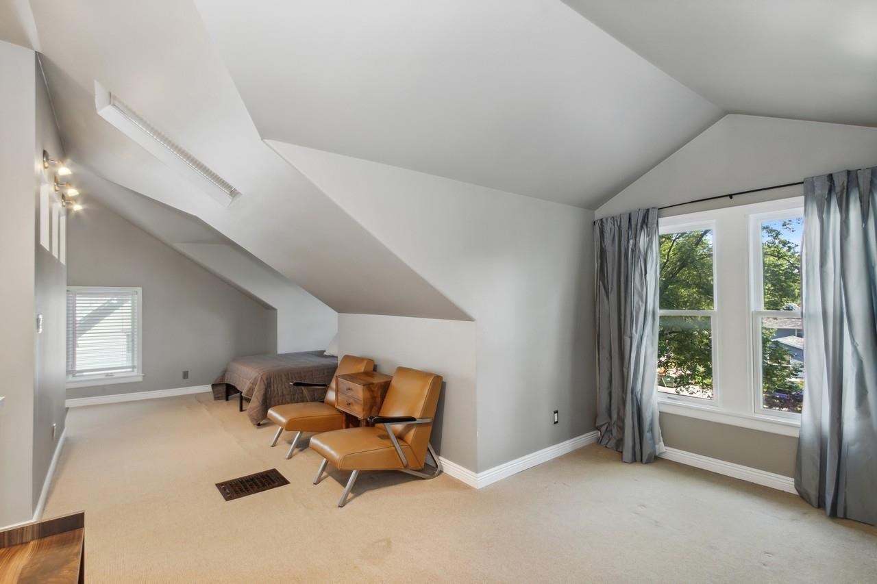 1030 E Burlington St