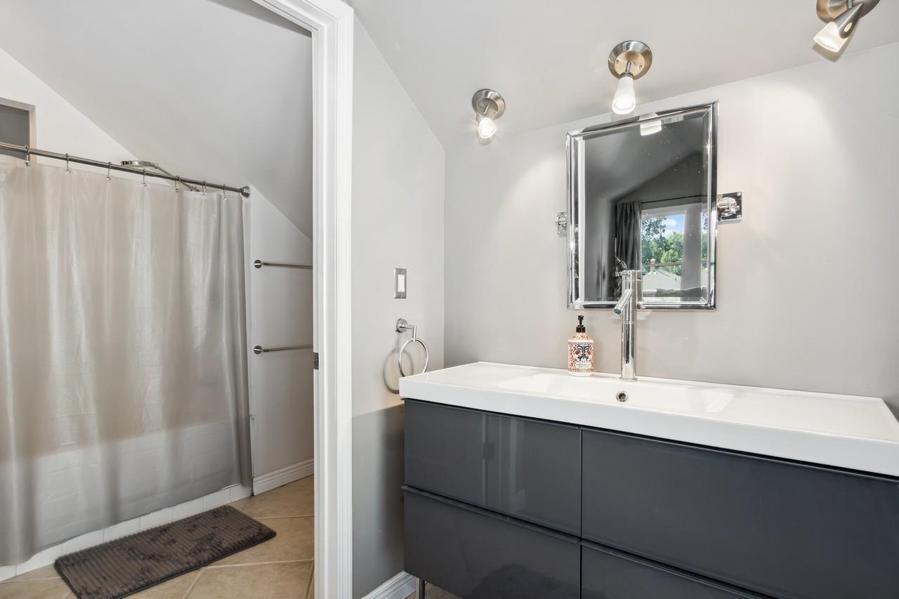 1030 E Burlington St