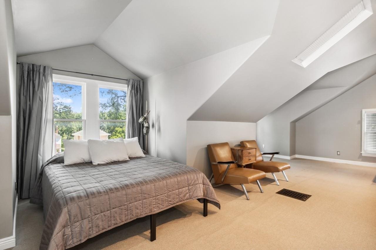 1030 E Burlington St