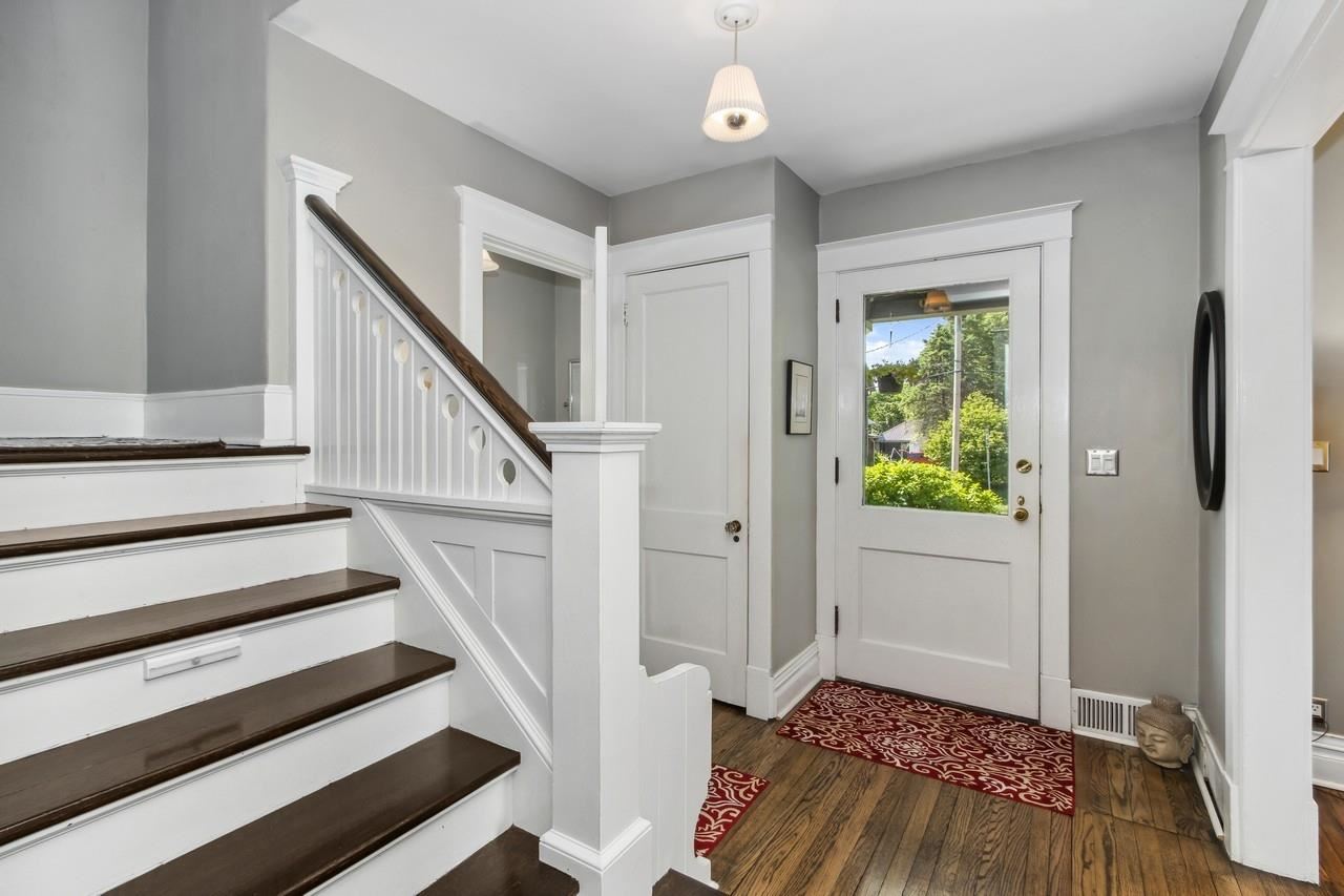 1030 E Burlington St