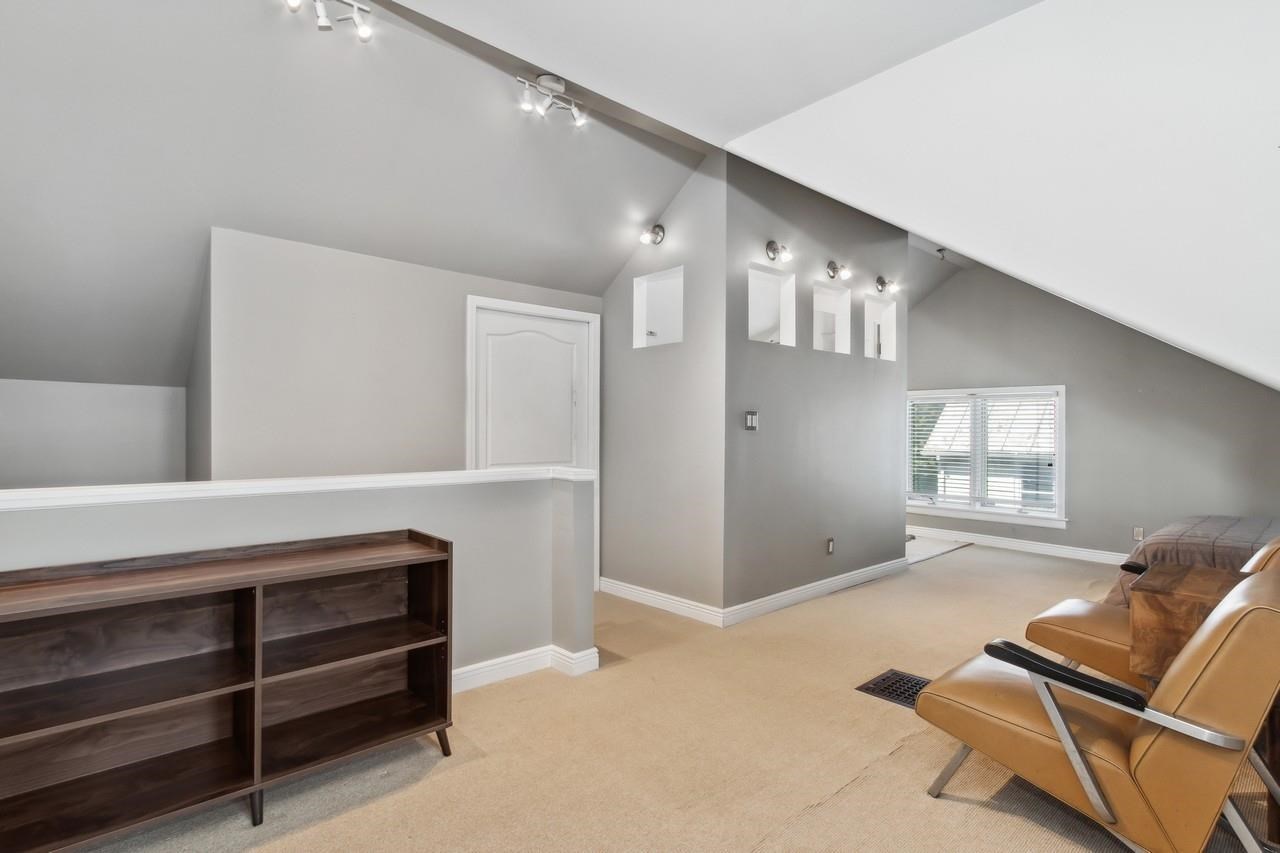 1030 E Burlington St