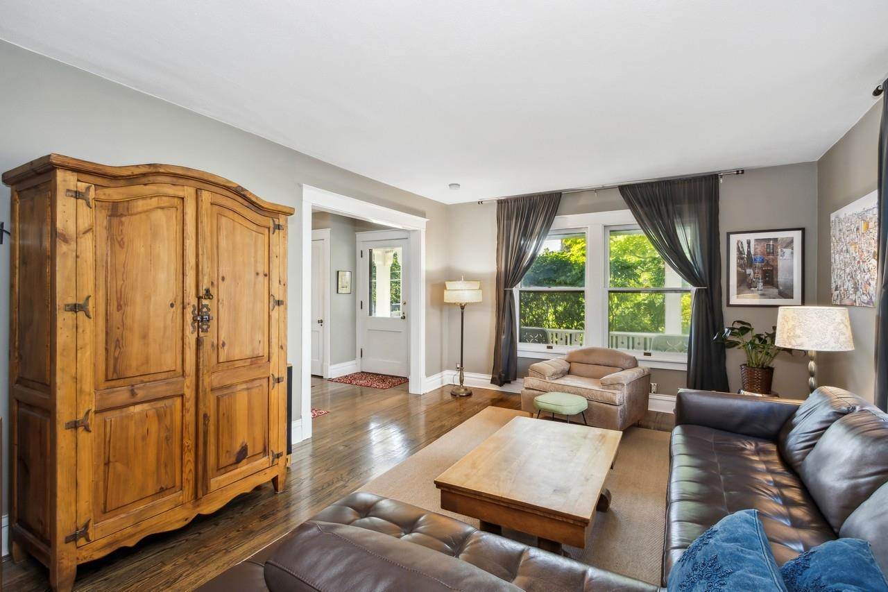 1030 E Burlington St