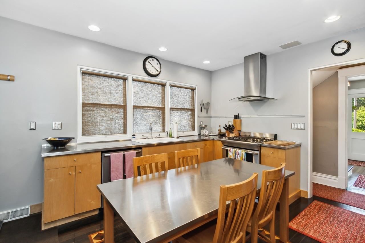 1030 E Burlington St