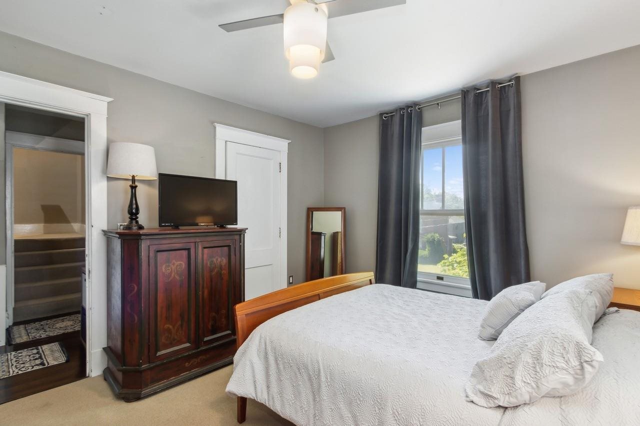 1030 E Burlington St