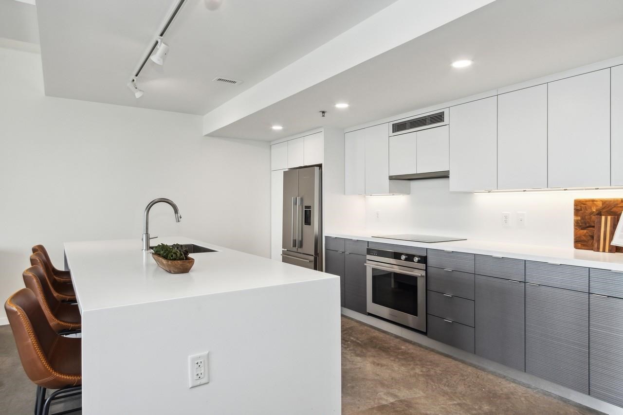 404 E College St Unit: No. 1202