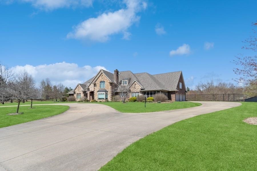 3808 Stoney Pointe Ln NE