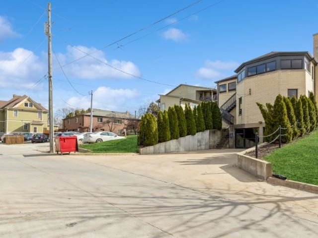 506 E College St Unit: Lower Level