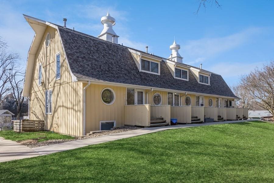 3201 Muscatine Ave Unit: 4