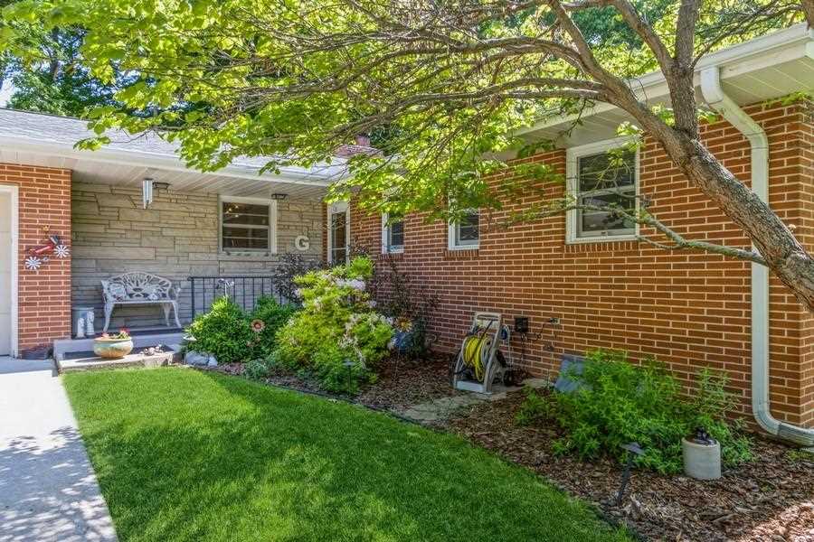 2110 Prairie Du Chien Rd NE