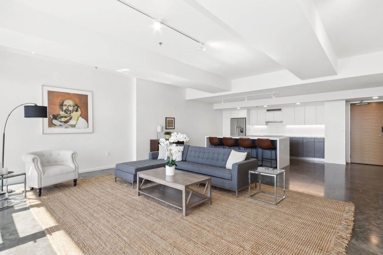 404 E College St Unit: No. 1402