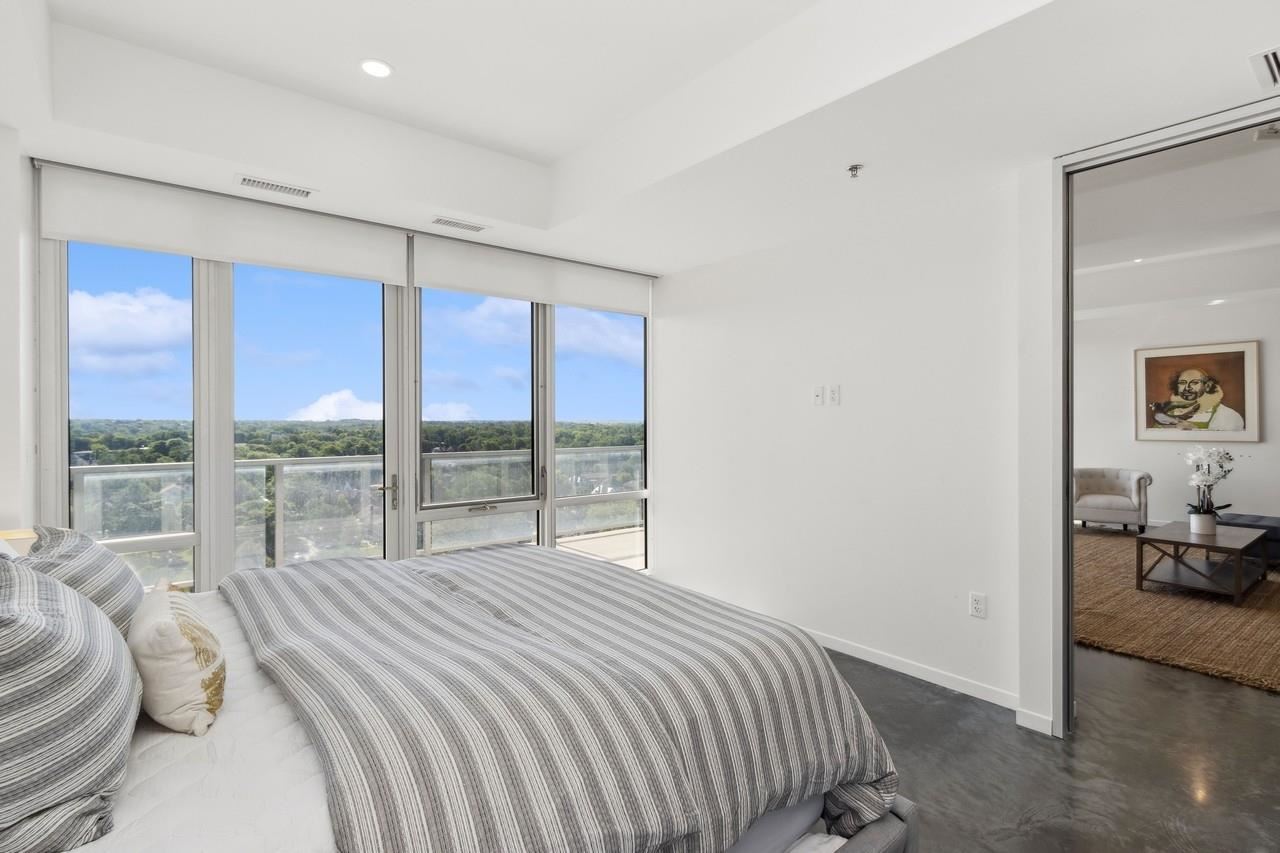 404 E College St Unit: No. 1402