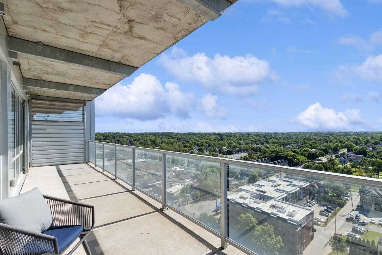 404 E College St Unit: No. 1402