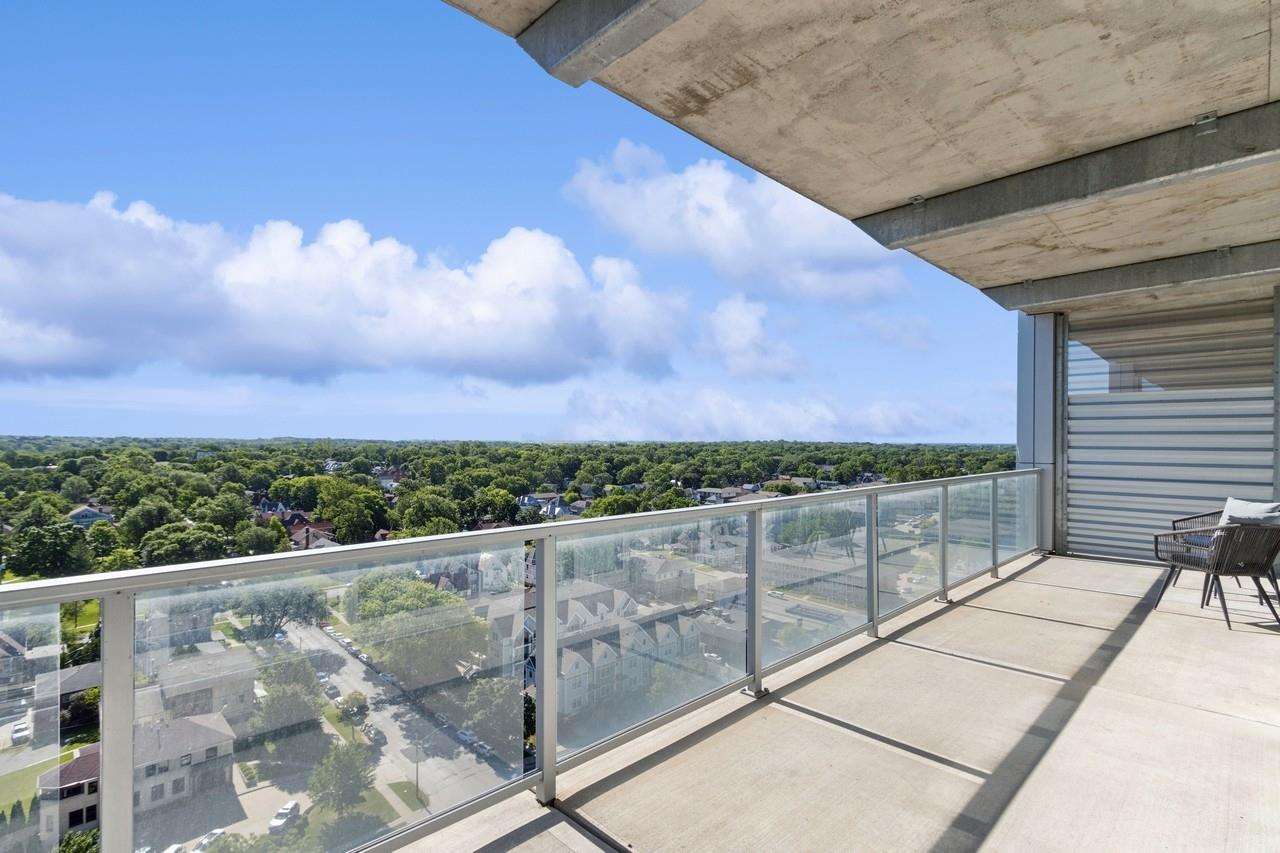 404 E College St Unit: No. 1402