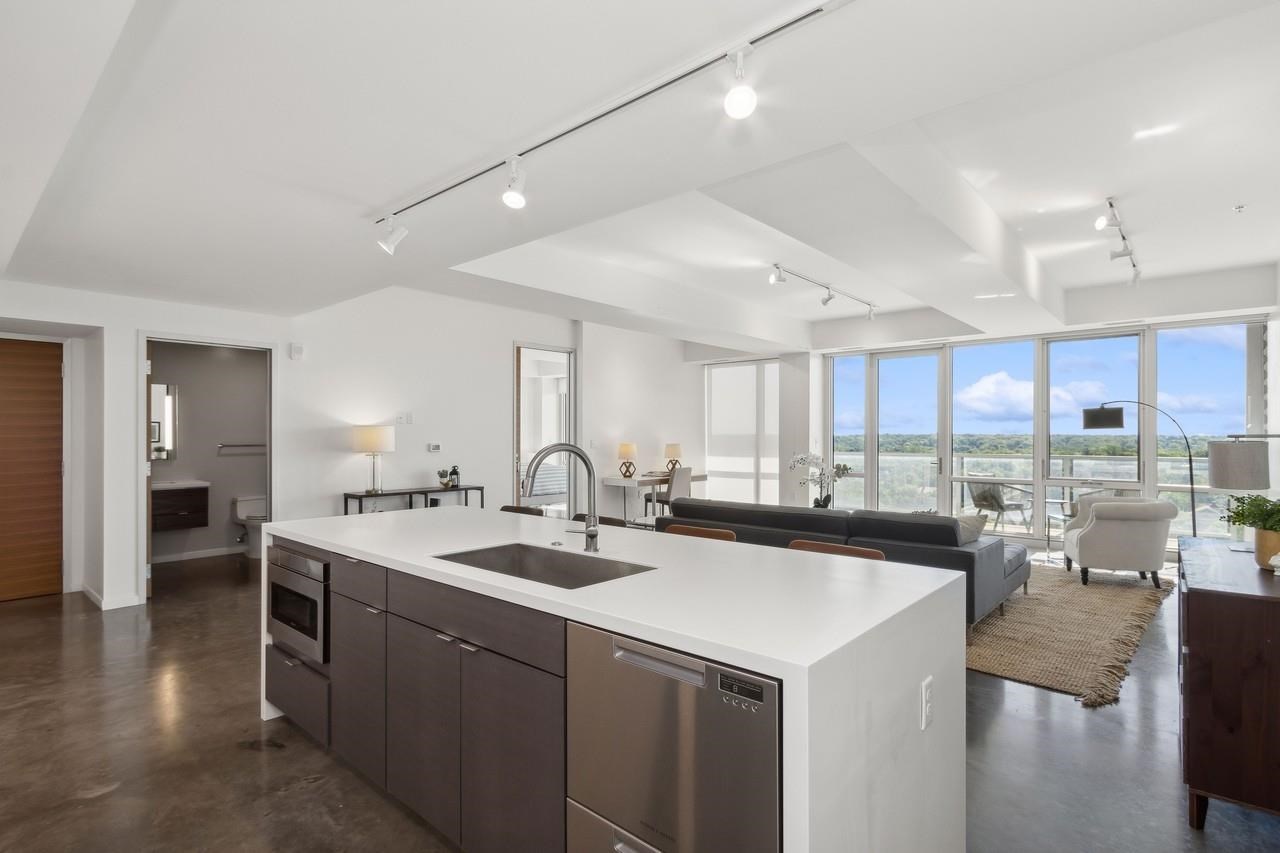 404 E College St Unit: No. 1402