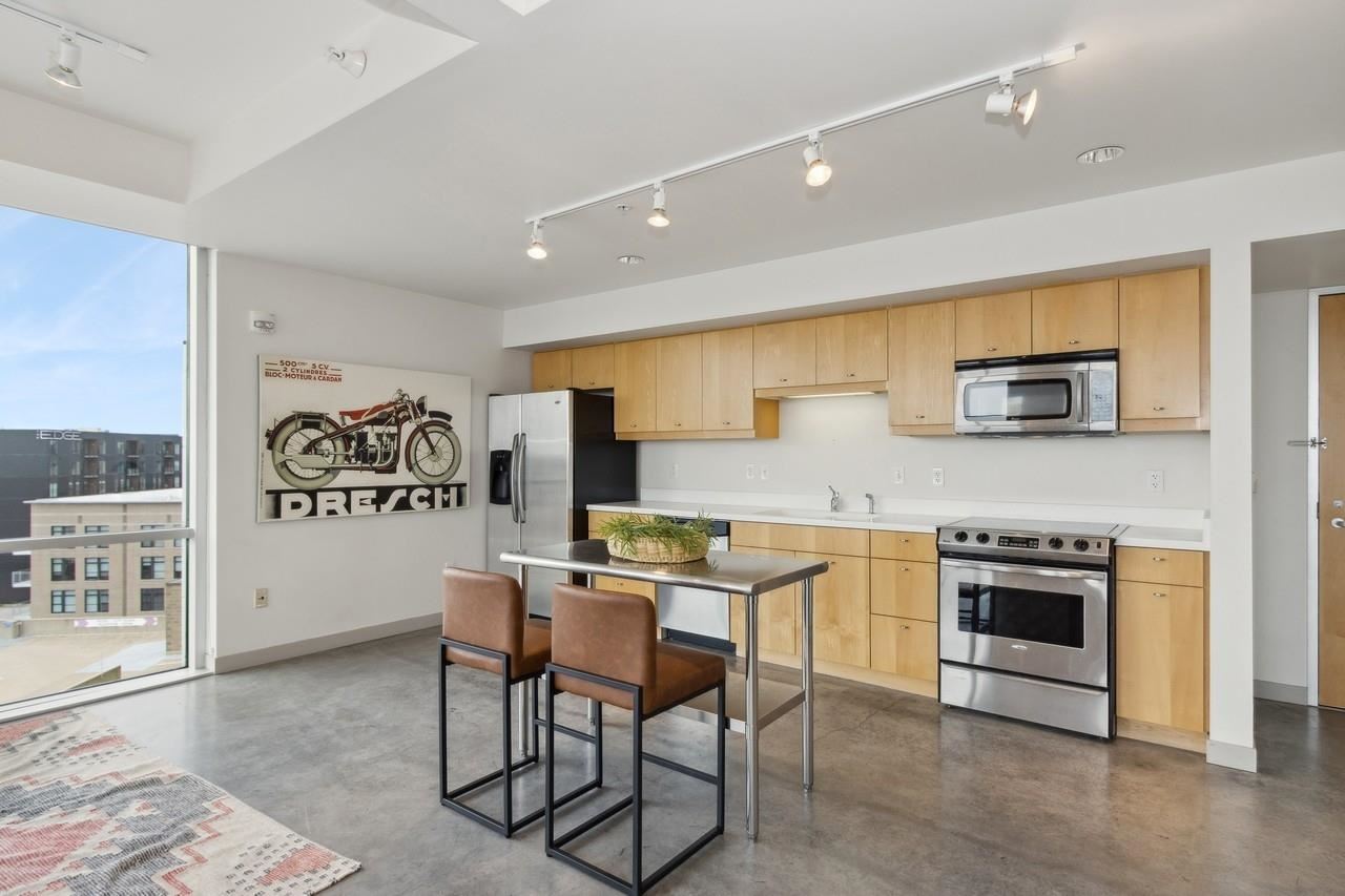 221 E College St Unit: No. 809